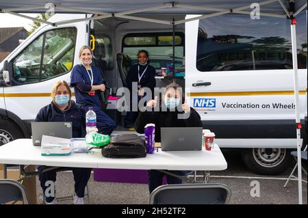 Datchet, UK. November 2021. Eine mobile NHS-Impfung auf dem Wheels Van war in Datchet, wo Patienten entweder ihre Covid-19-Impfung oder ihre Covid-19-Auffrischungsimpfung erhalten konnten. Diejenigen, die in Frage kommen, können nun fünf Monate nach der zweiten Covid-19-Impfung ihre Auffrischungsjabs erhalten, anstatt sechs Monate warten zu müssen. Quelle: Maureen McLean/Alamy Live News Stockfoto