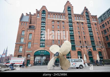 Hamburg, Deutschland. November 2021. Vor dem Schifffahrtsmuseum Hamburg steht neben einem Schiffspropeller ein Corona-Infomobil. Im Museum fand die Corona-Impfveranstaltung des Deutschen Roten Kreuzes statt. Quelle: Georg Wendt/dpa/Alamy Live News Stockfoto