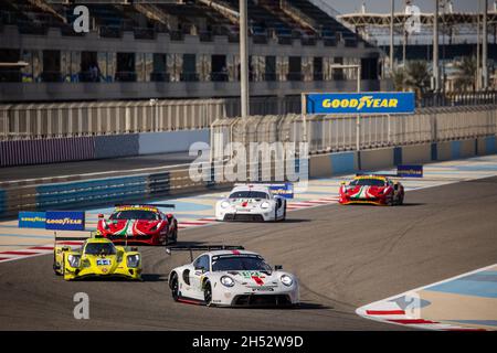 Bahrain. November 2021. 92 Estre Kevin (Fra), Jani Neel (che), Christensen Michael (dnk), Porsche GT Team, Porsche 911 RSR - 19, Action 44 Konopka Miroslav (svk), Caldwell Oliver (gbr), Panciatici Nelson (Fra), ARC Bratislava, Ligier JSP217 - Gibson, Action 51 Pier Guidi Alessandro (ita), Calado James Corse (Evo, Ferrari 488 Aktion 91 Bruni Gianmaria (ita), Lietz Richard (aut), Makowiecki Frederic (Fra), Porsche GT Team, Porsche 911 RSR - 19, Aktion 52 Serra Daniel (BRA), Molina Miguel (esp), AF Corse, Ferrari 488 GTE Evo, Aktionsstart des Rennens, Abfahrt, während der 8 Stunden Stockfoto