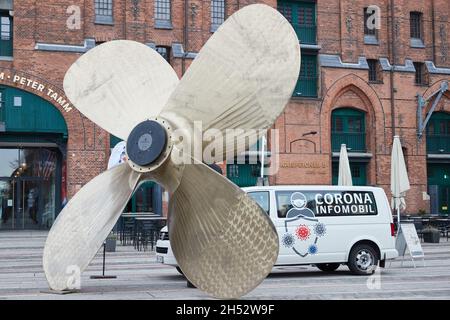 Hamburg, Deutschland. November 2021. Vor dem Schifffahrtsmuseum Hamburg steht neben einem Schiffspropeller ein Corona-Infomobil. Im Museum fand die Corona-Impfveranstaltung des Deutschen Roten Kreuzes statt. Quelle: Georg Wendt/dpa/Alamy Live News Stockfoto