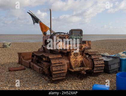 Vergängter Raupenschlepper am Strand von Aldeburgh Suffolk Stockfoto