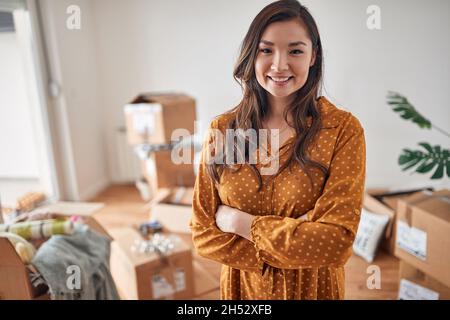 Asiatische Frau zieht in einen neuen Lebensraum Stockfoto