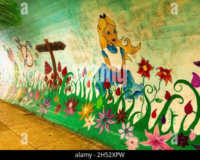 Bemalte Fußgängerbahn in Latchford, Cheshire, zeigt Alice im Wunderland Stockfoto