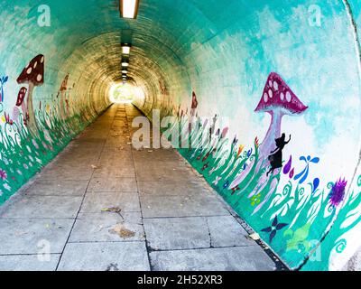 Bemalte Fußgängerbahn in Latchford, Cheshire, zeigt Alice im Wunderland Stockfoto