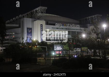 Houston, USA. November 2021. (211106) -- HOUSTON, 6. November 2021 (Xinhua) -- das Foto vom 6. November 2021 zeigt den NRG Park, einen Komplex, in dem das Astroworld Musikfestival in Houston, Texas, USA, stattfand. Am Freitagabend starben mindestens acht Menschen und Dutzende andere wurden beim Astroworld-Musikfestival in der US-Stadt Houston verletzt, sagten Beamte. Der Vorfall soll gegen 9:15 Uhr Ortszeit stattgefunden haben, als Rapper Travis Scott auftrat. Mindestens 17 Menschen wurden nach der Quetschwelle ins Krankenhaus gebracht und 11 von der Ambulanz mitgenommene Personen hatten einen Herzstillstand. Stockfoto