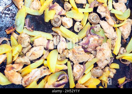 Gebackene Kartoffeln mit Fleisch und Pilzen. Kalorienreiche Lebensmittel Stockfoto