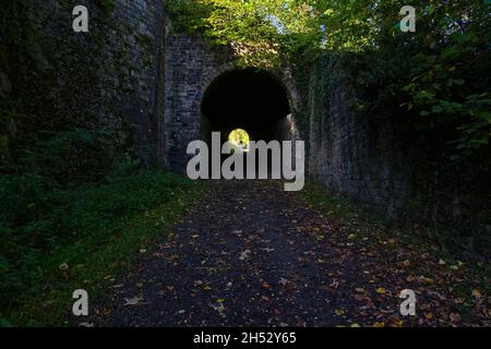 Blick durch einen ausgedient Eisenbahntunnel auf dem High Peak Trail bei Cromford in Derbyshire. Stockfoto