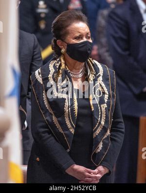 Frau Alma Powell steht am Freitag, den 5. November 2021, bei der Beerdigung ihres Mannes, des ehemaligen US-Außenministers Colin L. Powell, in der Washington National Cathedral in Washington, DC.Quelle: Ron Sachs/CNP /MediaPunch Stockfoto