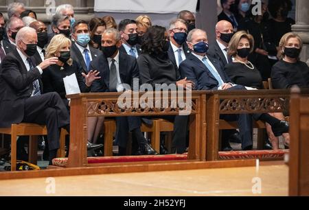 Von links nach rechts: US-Präsident Joe Biden, First Lady Dr. Jill Biden, ehemaliger US-Präsident Barack Obama, ehemalige First Lady Michelle Obama, ehemaliger US-Präsident George W. Bush, ehemalige First Lady Laura Bush, Und die ehemalige US-Außenministerin Hillary Rodham Clinton nehmen am Freitag, dem 5. November 2021, an der Beerdigung des ehemaligen US-Außenministers Colin L. Powell in der Washington National Cathedral in Washington, DC Teil.Quelle: Ron Sachs/CNP /MediaPunch Stockfoto