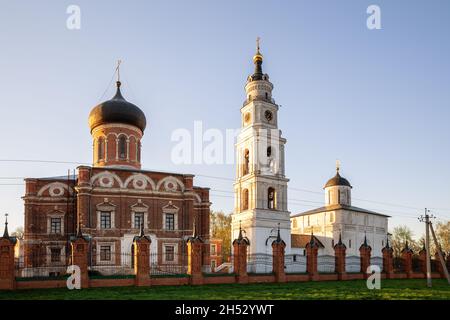 Wolokolamsker Kreml. Kathedrale der Auferstehung Christi mit Glockenturm und Kathedrale des Heiligen Nikolaus des Wundertäters. Region Moskau, Russland Stockfoto