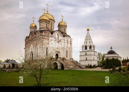 Die Geburtskathedrale der Jungfrau Maria und der Glockenturm des Luschetsky Ferapontov-Klosters, Moschajsk, Region Moskau, Russland Stockfoto