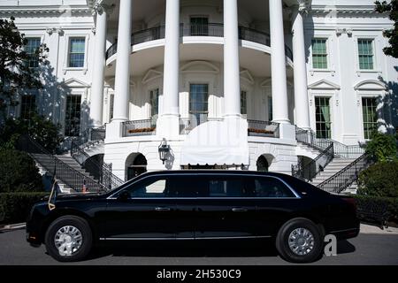 Washington, USA. November 2021. Die Präsidentenlimousine, bekannt als „The Beast“, wird am Freitag, den 5. November, auf dem South Lawn des Weißen Hauses in Washington, DC, USA, geparkt. 2021. Powell, der in Harlem als Sohn jamaikanischer Einwanderer geboren wurde und zum ersten schwarzen US-Außenminister und Vorsitzenden der Joint Chiefs of Staff Aufstieg, starb mit 84 Jahren an Komplikationen durch Covid-19. Fotograf: Al Drago/Pool/Sipa USA Kredit: SIPA USA/Alamy Live News Stockfoto