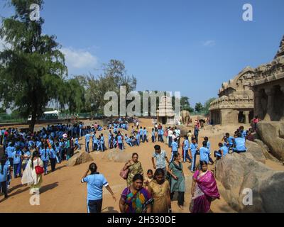 Mamallapuram, Indien - Januar 2015: Die archäologische Stätte von Mamallapuram ist berühmt für die in den Stein gemeißelten Tempel. Die Fünf Rathas. Stockfoto