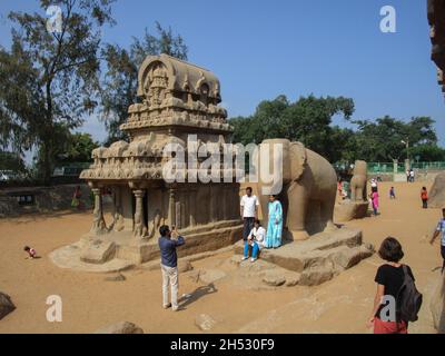 Mamallapuram, Indien - Januar 2015: Die archäologische Stätte von Mamallapuram ist berühmt für die in den Stein gemeißelten Tempel. Die Fünf Rathas. Stockfoto