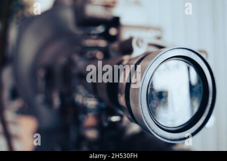 Vorderansicht Nahaufnahme eines klassischen Kinoprojektors aus Metall mit Weitwinkelobjektiv und geringer Schärfentiefe Stockfoto