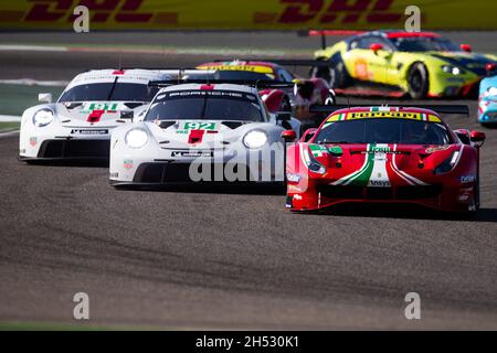 Bahrain. November 2021. 92 Estre Kevin (Fra), Jani Neel (che), Christensen Michael (dnk), Porsche GT Team, Porsche 911 RSR - 19, Action 51 Pier Guidi Alessandro (ita), Calado James (gbr), AF Corse, Ferrari 488 GTE Evo, Action während der 8 Stunden von Bahrain, 6. Runde der FIA-Langstrecken-Weltmeisterschaft 2021, FIA WEC, auf dem Bahrain International Circuit, vom 4. Bis 6. November 2021 in Sakhir, Bahrain - Foto Joao Filipe / DPPI Quelle: DPPI Media/Alamy Live News Stockfoto