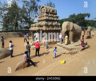 Mamallapuram, Indien - Januar 2015: Die archäologische Stätte von Mamallapuram ist berühmt für die in den Stein gemeißelten Tempel. Die Fünf Rathas. Stockfoto