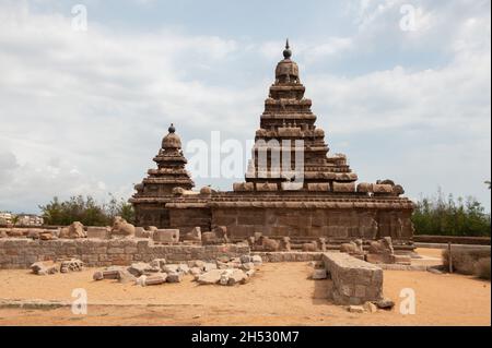 Mamallapuram, Indien - März 2017: Die archäologische Stätte von Mamallapuram ist berühmt für die in den Stein gemeißelten Tempel. Der Shore-Tempel. Stockfoto