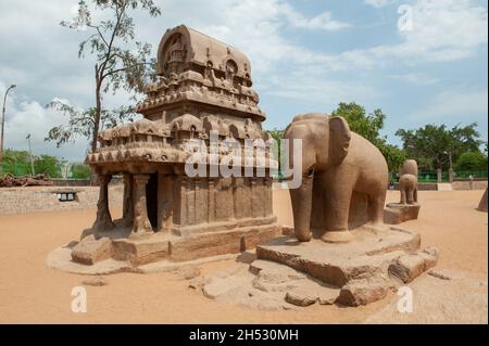 Mamallapuram, Indien - März 2017: Die archäologische Stätte von Mamallapuram ist berühmt für die in den Stein gemeißelten Tempel. Die Fünf Rathas. Stockfoto