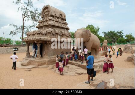 Mamallapuram, Indien - März 2017: Die archäologische Stätte von Mamallapuram ist berühmt für die in den Stein gemeißelten Tempel. Die Fünf Rathas. Stockfoto