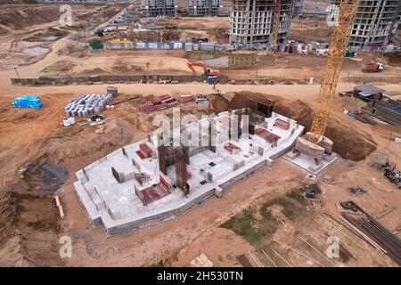 Vorbereitung der Schalung für die erste Bodenplatte bei der Konstruktion. Formarbeiten und Gießbeton. Fundamentplatte für monolithisch verstärkten Wolkenkratzer. Conru Stockfoto