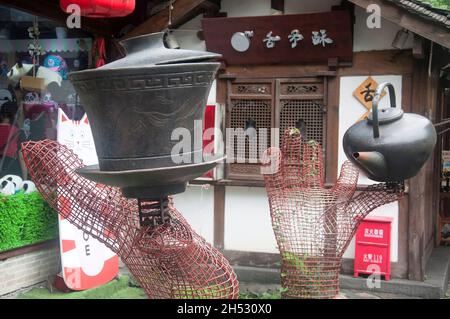 Chengdu, China. 26. Juni 2018. Eine große Teeschale und Tasse vor einem Geschäft im malerischen Gebiet des Liu xiang-Grabes in chengdu china in der Provinz sichuan Stockfoto