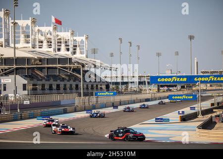 Bahrain. 06. Nov 2021. Start des Rennens, Abfahrt, Sicherheitsfahrzeug, 07 Conway Mike (gbr), Kobayashi Kamui (jpn), Lopez Jose Maria (arg), Toyota Gazoo Racing, Toyota GR010 - Hybrid, Action 08 Buemi Sebastien (SWI), Nakajima Kazuki (jpn), Hartley Brendon (nzl), Toyota Gazoo Racing, Toyota GR010 - Hybrid Aktion 36 Negrao Andre (BH), Lapierre Nicolas (Fra), Vaxiviere Matthieu (Fra), Alpine Elf Matmut, Alpine A480 - Gibson, Aktion während der 8 Stunden von Bahrain, 6. Runde der FIA-Langstrecken-Weltmeisterschaft 2021, FIA WEC, auf dem Bahrain International Circuit, vom 4. Bis 6. November 2021 in Sakhir, Stockfoto