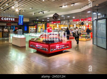 Riga, Lettland - 28. Oktober 2018: Innenräume mit Duty Free Shops und Bars des Riga International Airport, Lettland Stockfoto