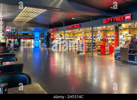 Riga, Lettland - 28. Oktober 2018: Innenräume mit Duty Free Shops und Bars des Riga International Airport, Lettland Stockfoto