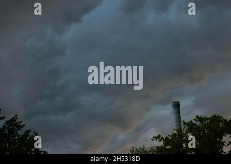 Squall Dankment, eine Wolke vor der atmosphärischen Front. Kündigt gewalttätige meteorologische Phänomene an. Stockfoto