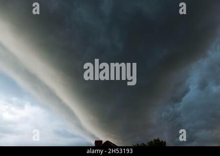 Squall Dankment, eine Wolke vor der atmosphärischen Front. Kündigt gewalttätige meteorologische Phänomene an. Stockfoto