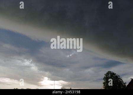 Squall Dankment, eine Wolke vor der atmosphärischen Front. Kündigt gewalttätige meteorologische Phänomene an. Stockfoto