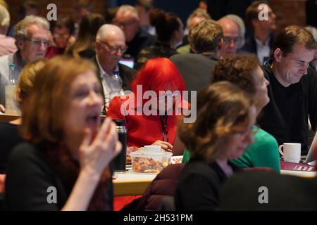 Hamburg, Deutschland. November 2021. Die Delegierten sitzen auf der Landesparty-Konferenz im Gemeindezentrum Wilhelmsburg. Die SPD wird künftig von einer doppelten Führung geführt. Kredit: Marcus Brandt/dpa/Alamy Live Nachrichten Stockfoto