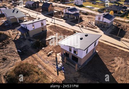 Bau eines Landhauses aus Blähton-Betonblöcken. Unvollendetes Privathaus von Ceramsite Betonblöcken auf einer Baustelle.Bau wo Stockfoto