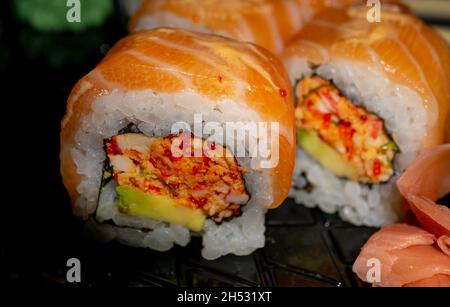 Nahaufnahme von leckeren Sushi-Brötchen Stockfoto