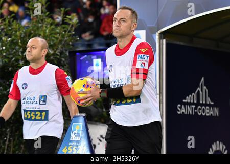 Empoli, Italien. November 2021. Luca Pairetto di Nichelino (Schiedsrichter) während des FC Empoli gegen Genua, italienische Fußballserie A Spiel in Empoli, Italien, November 05 2021 Quelle: Independent Photo Agency/Alamy Live News Stockfoto