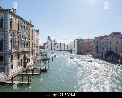 Transport im Canal Grande in Venedig, Italien Stockfoto