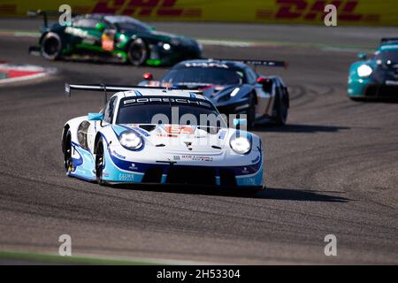 Bahrain. November 2021. 56 Perfetti Egidio (NOR), Cairoli Matteo (ita), Pera Riccardo (ita), Team Project 1, Porsche 911 RSR - 19, Aktion während der 8 Stunden von Bahrain, 6. Lauf der FIA-Langstrecken-Weltmeisterschaft 2021, FIA WEC, auf dem Bahrain International Circuit, vom 4. Bis 6. November 2021 in Sakhir, Bahrain - Foto: Joao Filipe/DPPI/LiveMedia Kredit: Independent Photo Agency/Alamy Live News Stockfoto