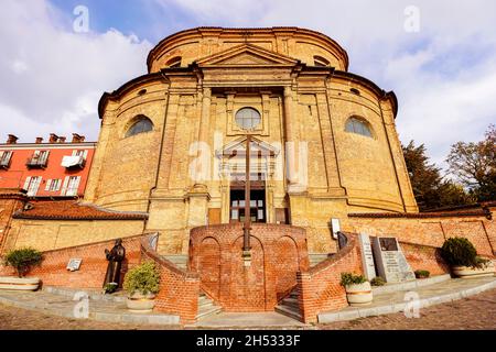 Blick auf die Kirche Santa Maria degli Angeli in Bra. Bra ist eine Stadt und Gemeinde in der Provinz Cuneo in der nordwestlichen italienischen Region Piemont. Stockfoto