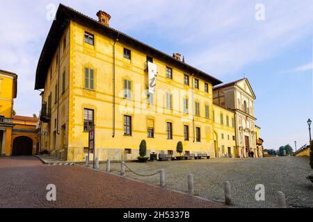 Palazzo Mathis und die Kirche der Dreifaltigkeit am Corso Cottolengo in der Altstadt von Bra, Provinz Cuneo, Region Piemont, Norditalien Stockfoto