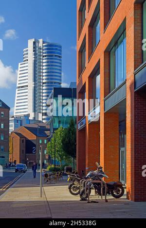 Großbritannien, West Yorkshire, Leeds, Bridgewater Place, auch bekannt als Dalek, von der Sovereign Street aus gesehen Stockfoto