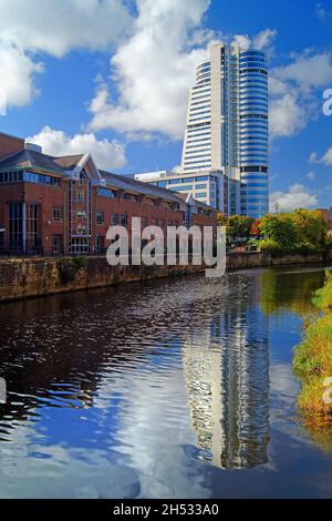 Großbritannien, West Yorkshire, Leeds, Bridgewater Place, auch bekannt als Dalek, neben dem Fluss Aire Stockfoto