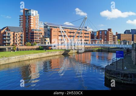 UK, West Yorkshire, Aire und Calder Navigation mit Blick über North Fearns Island in Richtung Knights Way Bridge und Roberts Wharf. Stockfoto