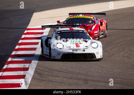 Bahrain. November 2021. 92 Estre Kevin (Fra), Jani Neel (che), Christensen Michael (dnk), Porsche GT Team, Porsche 911 RSR - 19, Aktion während der 8 Stunden von Bahrain, 6. Lauf der FIA-Langstrecken-Weltmeisterschaft 2021, FIA WEC, auf dem Bahrain International Circuit, vom 4. Bis 6. November 2021 in Sakhir, Bahrain - Foto: Joao Filipe/DPPI/LiveMedia Kredit: Independent Photo Agency/Alamy Live News Stockfoto