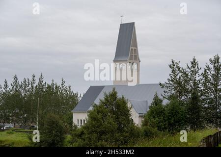 Wolkige Landschaft der Selfoss Kirche an bewölktem Tag in Selfoss Island Stockfoto