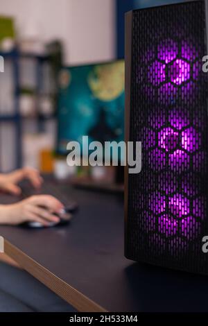 Nahaufnahme von RGB LED-Lichter System Desktop, Frau Gamer spielen Raum Shoother Videospiele während Online-Meisterschaft. Gaming-Studio mit professionellem Streaming-Setup ausgestattet Stockfoto