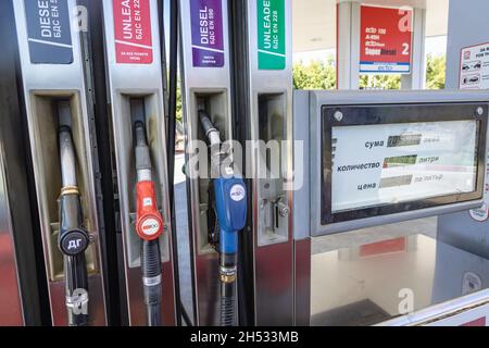 Pumpen an einer Lukoil-Tankstelle in Bulgarien Stockfoto