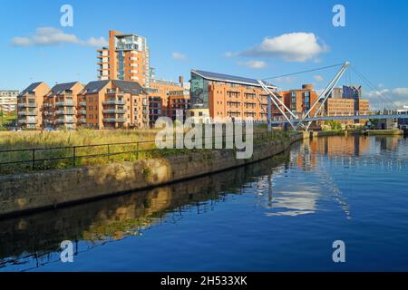 UK, West Yorkshire, Leeds, Aire und Calder Navigation mit Blick über North Fearns Island zur Knights Way Bridge und Roberts Wharf. Stockfoto