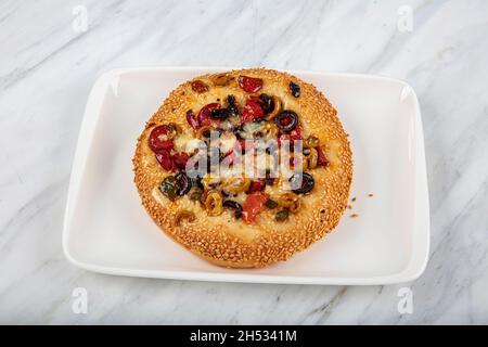 Türkische Küche Hackfleisch Mini Pizza. Blätterteig Mini Pizza mit Tomaten, Pfeffer und gehackt. Stockfoto