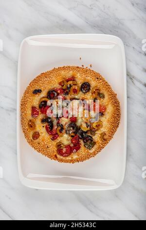 Türkische Küche Hackfleisch Mini Pizza. Blätterteig Mini Pizza mit Tomaten, Pfeffer und gehackt. Stockfoto